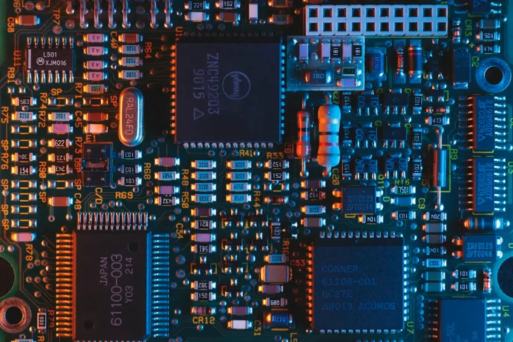 Capacitores Y na PCB do inversor: componente frequente na origem interna do Growatt