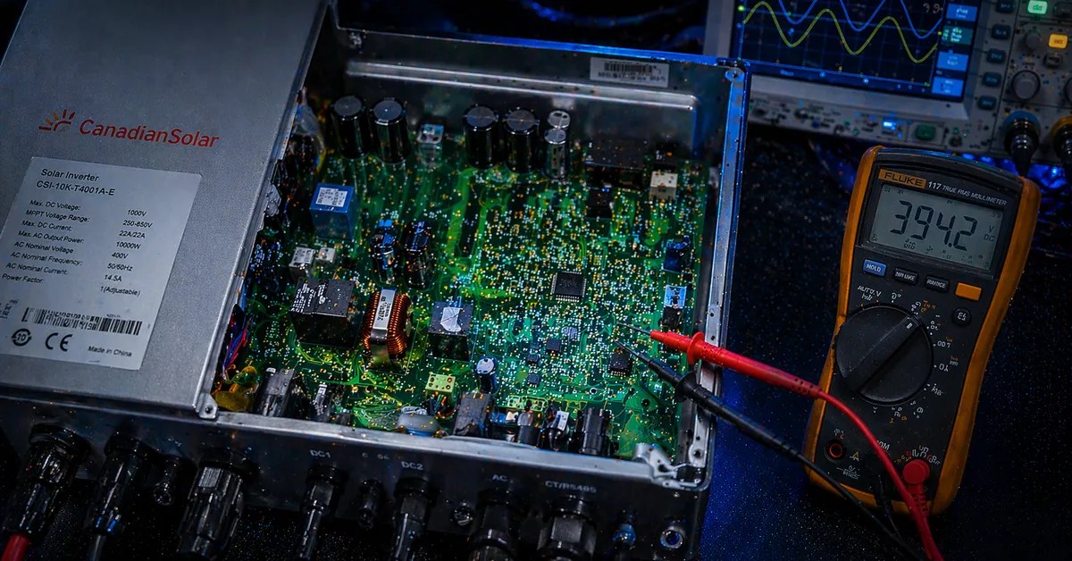 Inversor CANADIAN em bancada técnica para diagnóstico eletrônico — TEC Solar