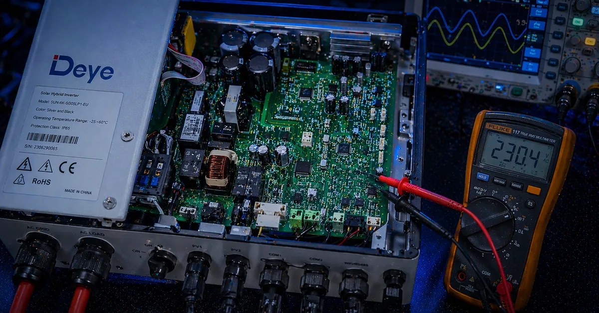 Inversor DEYE em bancada técnica para diagnóstico eletrônico — TEC Solar