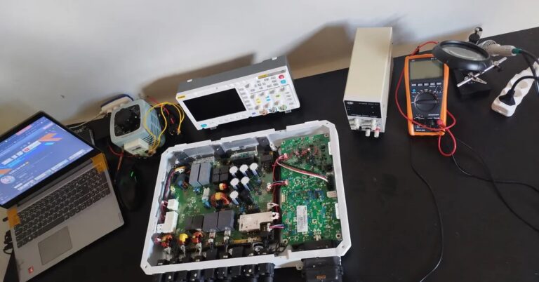 Inversor DEYE em bancada técnica para diagnóstico eletrônico — TEC Solar