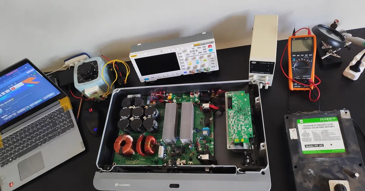 Inversor HUAWEI em bancada técnica para diagnóstico eletrônico — TEC Solar