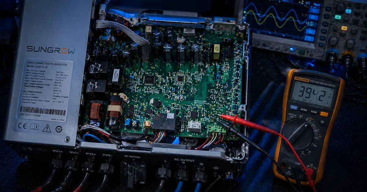 Inversor SUNGROW em bancada técnica para diagnóstico eletrônico — TEC Solar